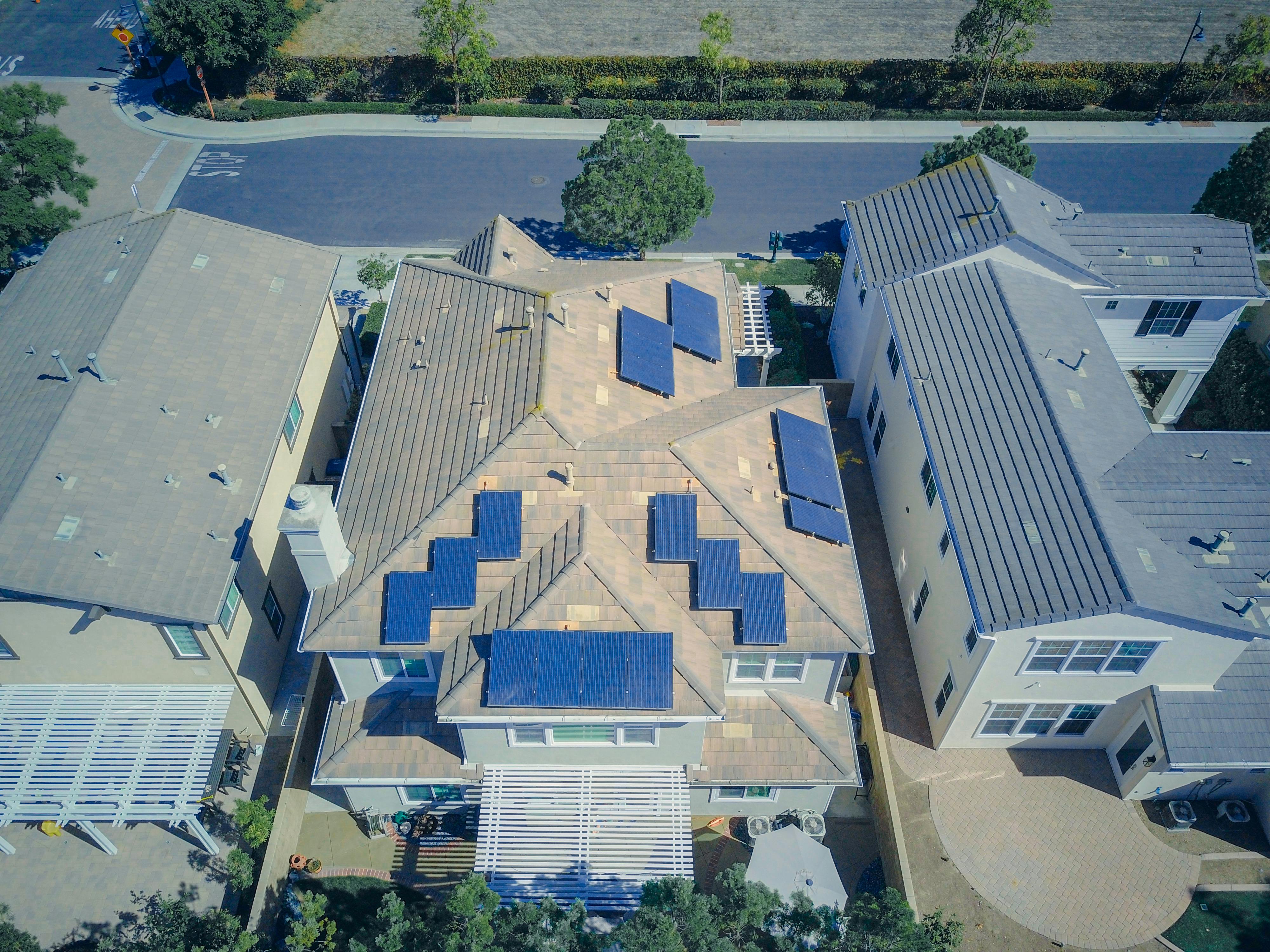 imagen casa con paneles solares
